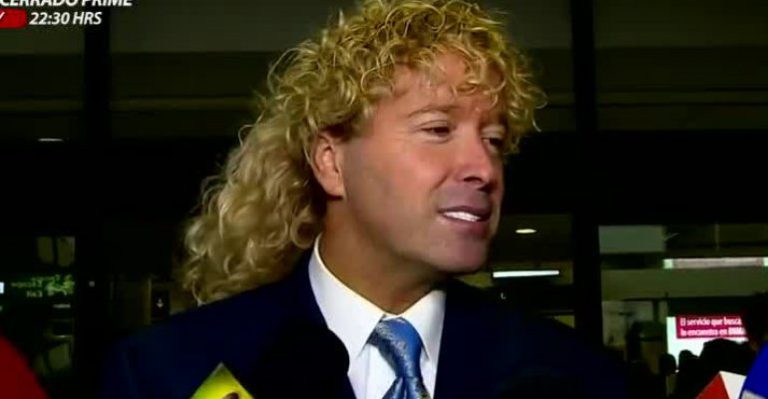 Leonardo Farkas llegó a Chile y regaló dinero en el aeropuerto