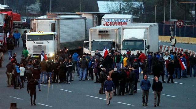 Caravana de camiones sigue detenida en Angostura