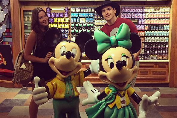 Raquel Argandoña llegó con todo su familión desde sus vacaciones en Disney