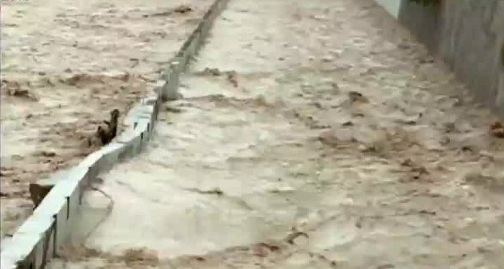 Santiaguinos temen por la crecida del Río Mapocho ¿podría desbordarse?