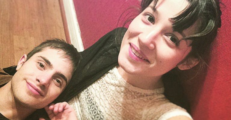 Nace un nuevo romance en el set de la teleserie Papá a la Deriva