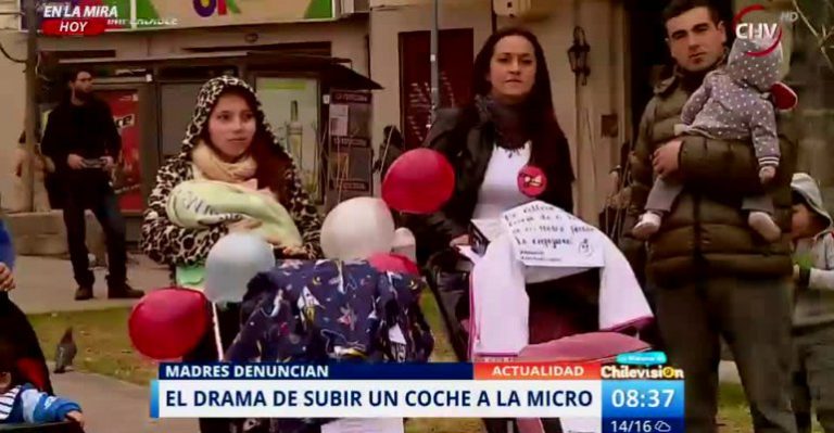 Madres con coches demandan trato justo en el transporte público