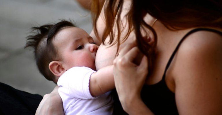 Polémico artículo sobre la lactancia materna generó gran debate