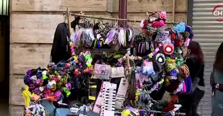 Transeúntes que compren a vendedores ambulantes podrían recibir una multa de 200 mil pesos