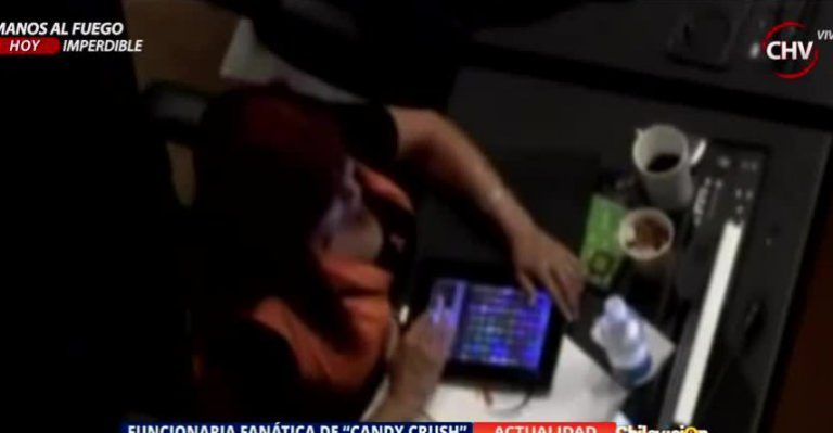Pillan a funcionaria de salud jugando Candy Crush en su trabajo - Parte 1
