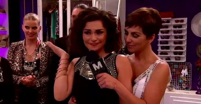 Estefanie se emocionó al ver su radical cambio de look frente al espejo