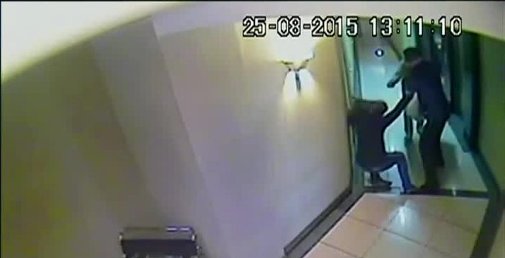 Vecinos se enfrentaron a golpes por sala de edificio en providencia