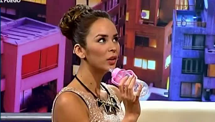 Jhendelyn Núñez tomó mamadera en late show recordando su infancia