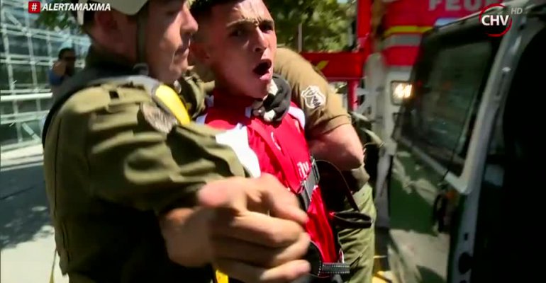 Bomberos rescata a hombre que protesta a más de 30 metros de altura