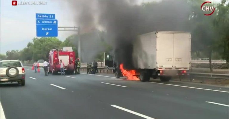 Bomberos logra apagar incendio de camión en plena autopista