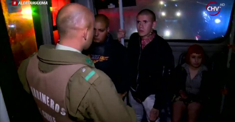 Jóvenes son detenidos por cánticos contra Carabineros y por beber en bus del Transantiago