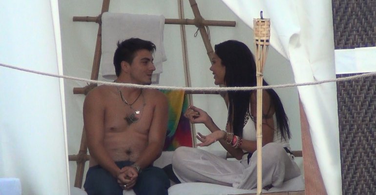 Tyron no se resistió a los encantos de Julieta y le fue infiel a Valentina