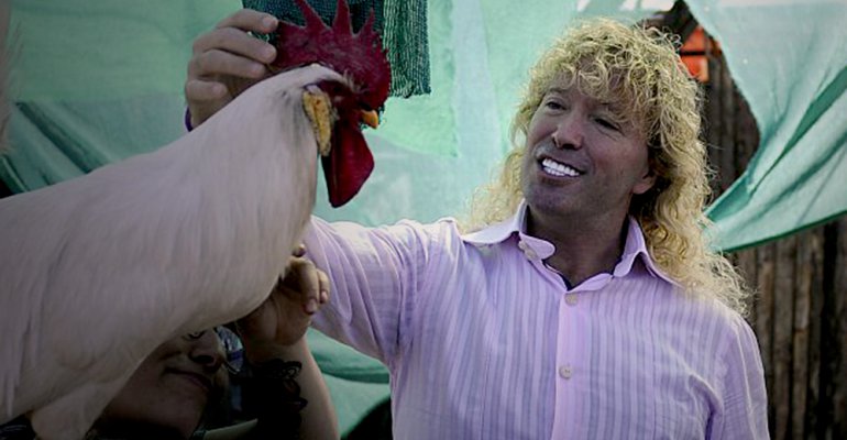 Farkas y su hija entregaron importante donación a refugio de animales