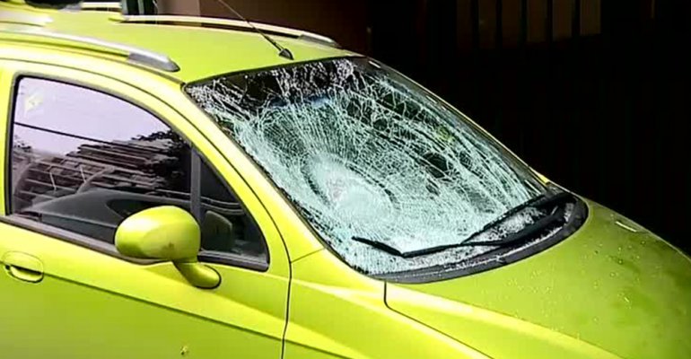 Niño de 3 años cayó del piso 11 sobre un vehículo en Las Condes