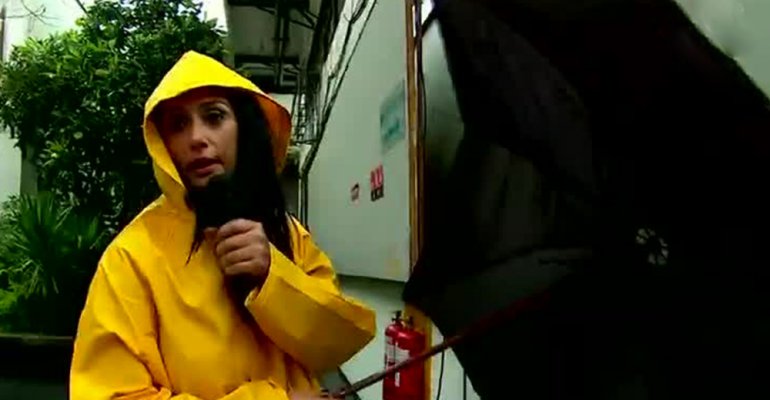 Pamela Díaz estuvo bajo la lluvia entregando el singular reporte sobre precipitaciones - Parte 1