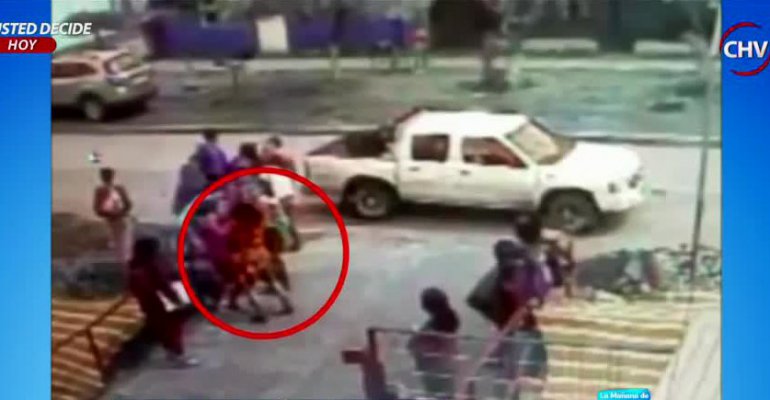 Madrastra golpeó brutalmente a estudiante fuera de su liceo en Chimbarongo