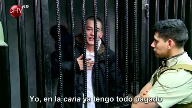 Delincuente huye por los techos de población con las manos esposadas