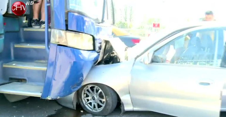 Delincuentes chocaron de frente con bus que transportada a niños de 2do básico