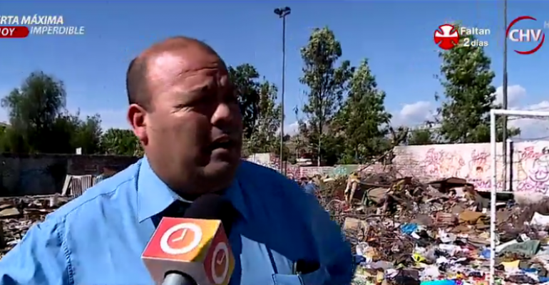 Vecinos de Cerro Navia denuncian que canchas se transformaron en basural