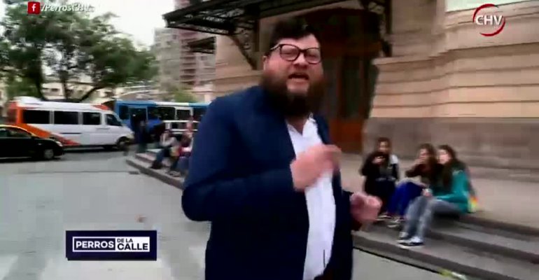 Nuestro Guatón Salinas visitó la Filsa con su peculiar estilo