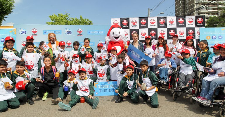 Niña símbolo llama a participar en campaña que busca mejorar las 13 salas de arte de la Teletón