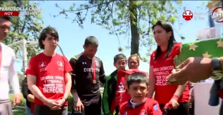 Plantel de Colo Colo recibió dulce sorpresa de Fundación Deportistas por un Sueño