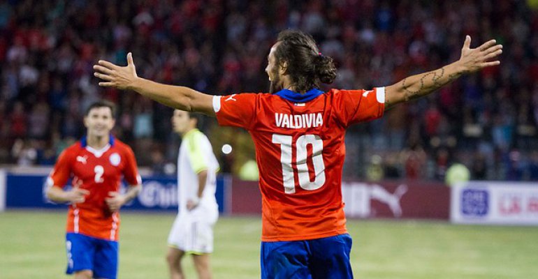Jorge Mago Valdivia se puso con dos camisetas para la Teletón