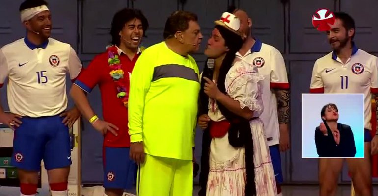 Don Francisco y Rupertina se besaron en medio de romántico titanic