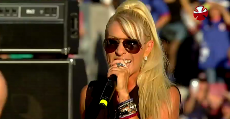 Yuri animó la previa con 'Dame un Beso' en el escenario del Estadio Nacional