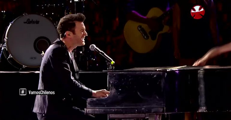 El romanticismo de Axel hizo cantar y bailar al Estadio Nacional