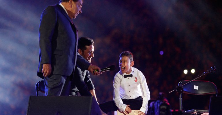 Pequeño Adrián Vega cantó Qué Bonito en el escenario del Estadio Nacional