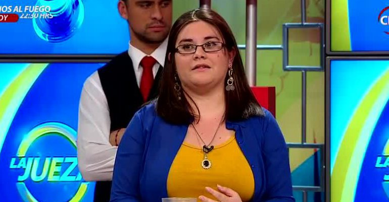 Le pide el divorcio y que se establezca una pensión de alimentos