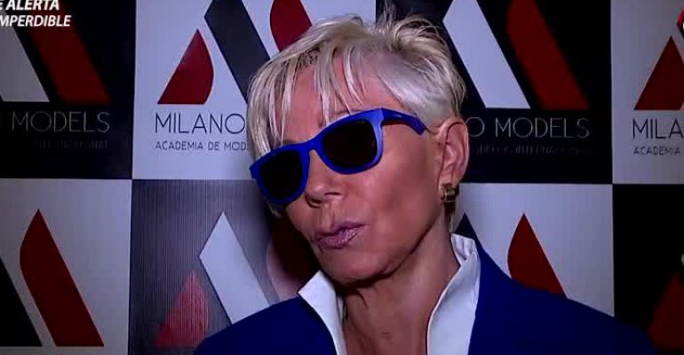 Raquel Argandoña y su nuevo pituto realizando clases de modelaje