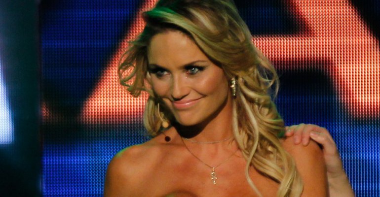 Kenita Larraín se niega a responder sobre rumores de embarazo