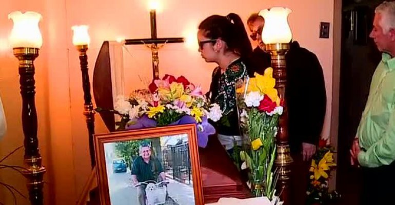 Increíble: Servicio Médico Legal retira ataúd en pleno velorio