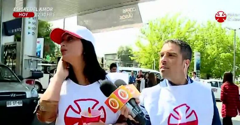 Pamela Díaz llegó a pintar autos para la Teletón 2015