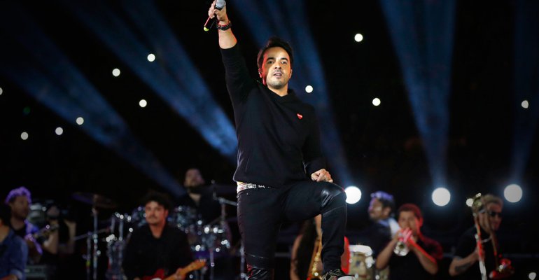 Luis Fonsi encendió el Estadio Nacional en el cierre de la Teletón