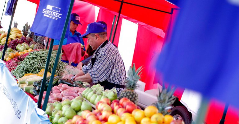Prestamistas colombianos amenazan a feriantes de Santiago