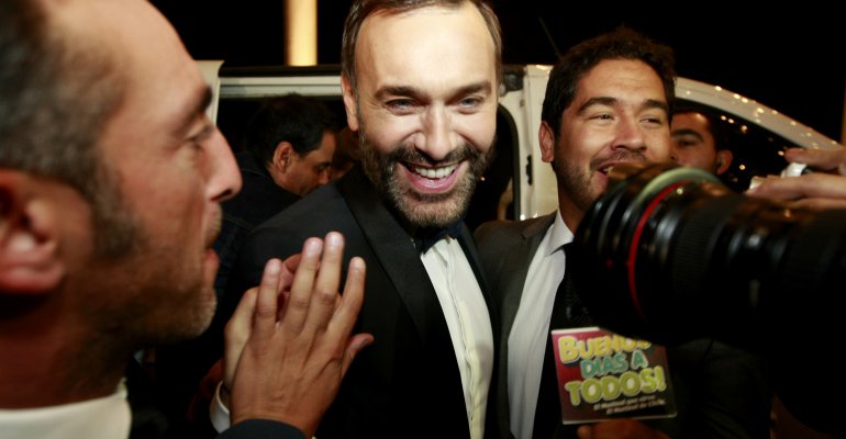 Jordi Castell sorprendió al llegar con misterioso amigo a una premiación