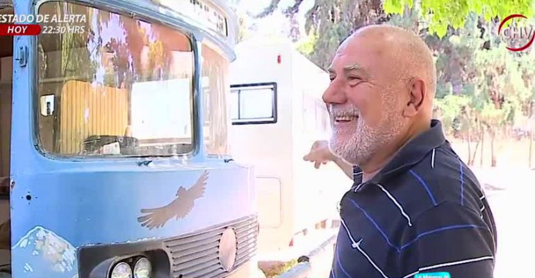 Profesor de música vive en una micro a los pies del Cerro San Cristóbal