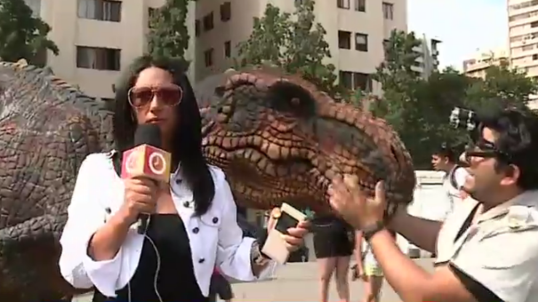 Pamela Díaz sorprendió entrevistando a un dinosaurio en Plaza Italia