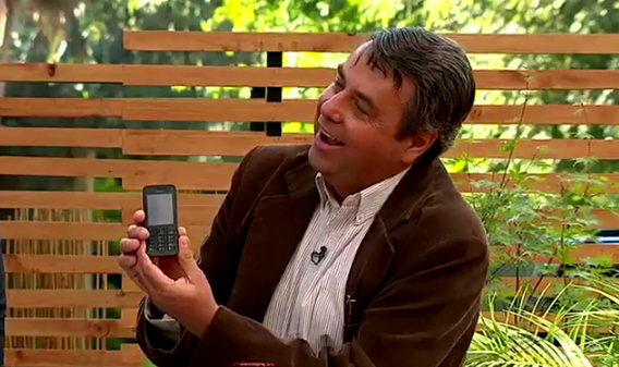 Inspector Vallejo contó por qué compró un celular a la antigua