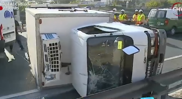 Camión volcó en Ruta 5 y provocó derrame de combustible