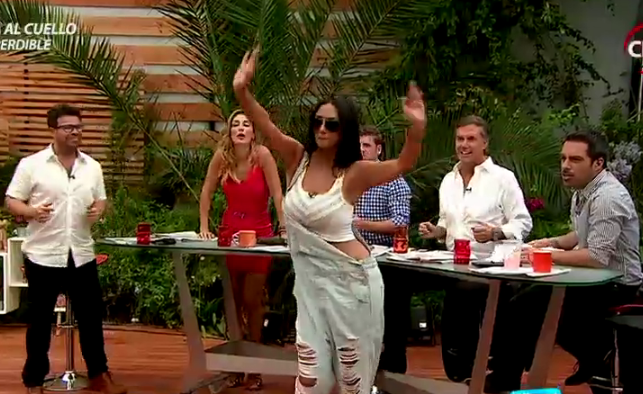 Pamela Díaz hizo de Gogo Dancer en el estudio del Matinal de CHV