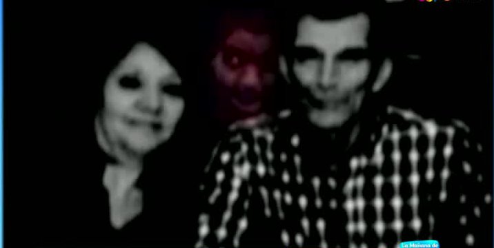 Familia se aterró al ver cara desconocida en foto en restaurant