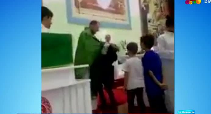 Sacerdote bendice a niños con golpes en plena misa