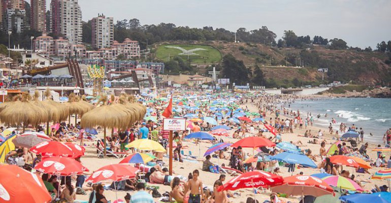 Parlamentarios propondrán proyecto que prohibirá fumar en playas y piscinas