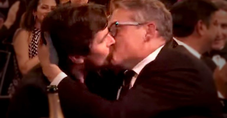 Actor Christian Bale celebró premio al mejor actor con besos a esposa y director