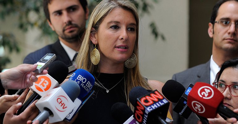 Diputada Marcela Sabat fue criticada por bailar en programa de TV