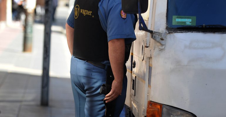 Guardia le robó al camión de valores para huir con su amante - Parte 1